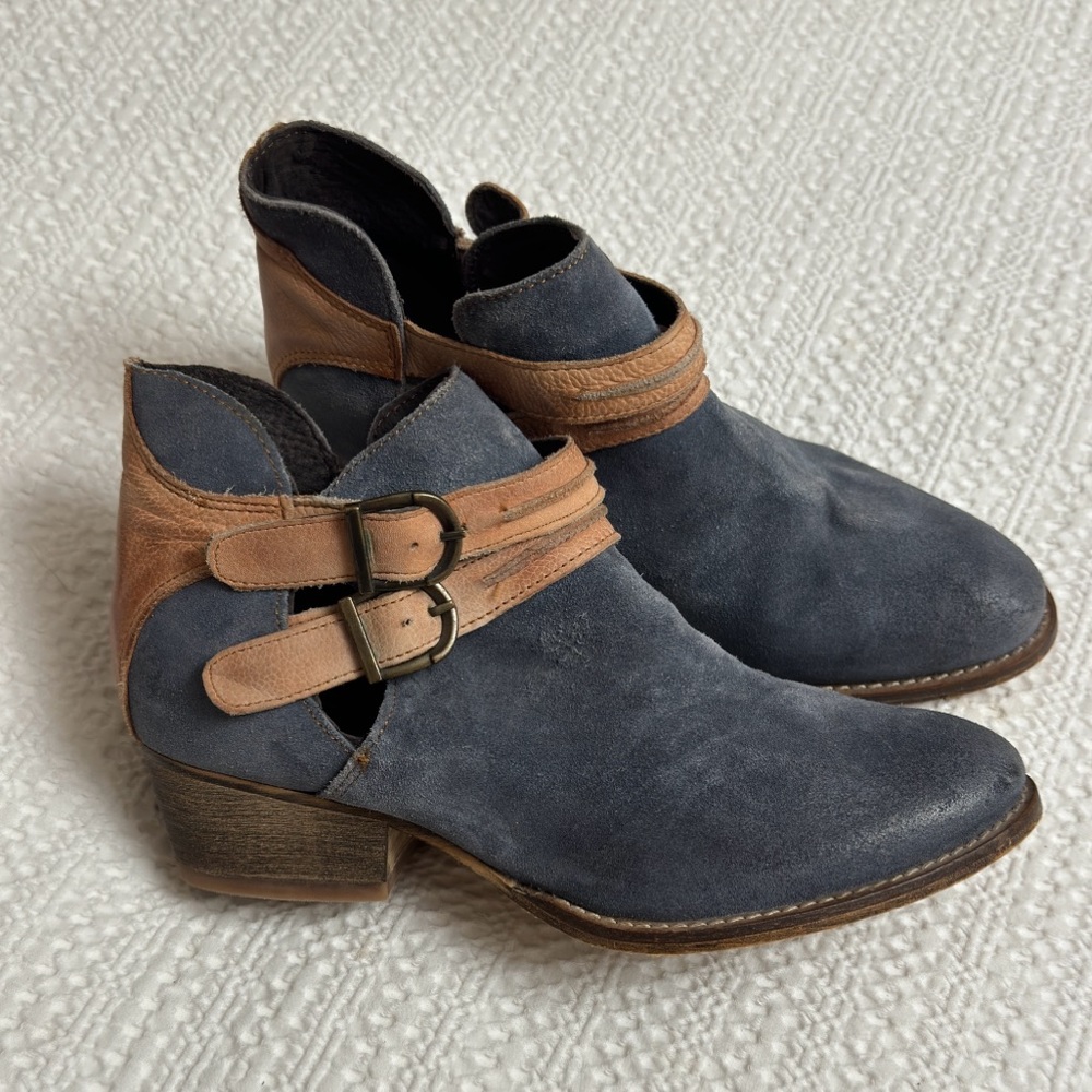 Rebels Blueish Gray Suede Leather Boots Hippie
Ankle Wrap Around Buckle Size 8